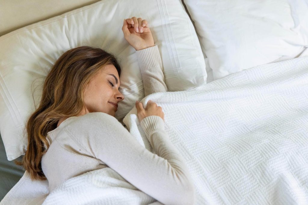 spanie na boku po endoprotezie biodra